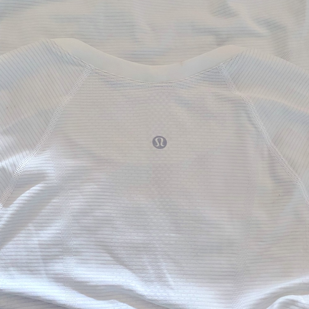 Lulumon Swiftly Tech Long-Sleeve Shirt white with thumb holes